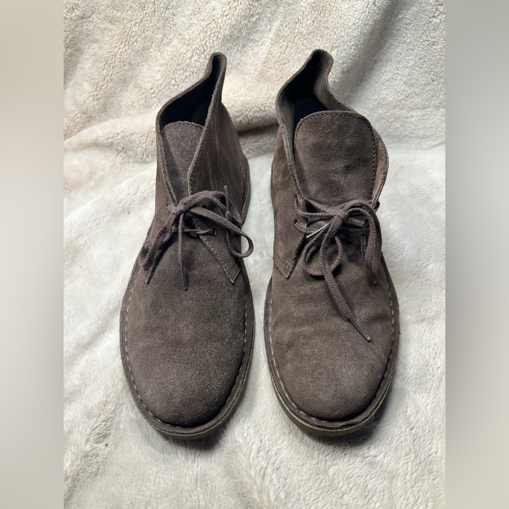 Clarks Desert Boots in a brown suede material Size 10.5
